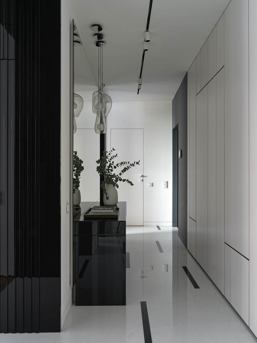 Большое зеркало во всю стену в прихожей.