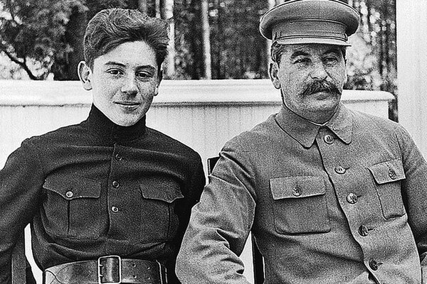 Василий Сталин с отцом Иосифом Сталиным / Wikimedia Commons   📷