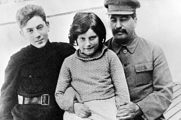    Иосиф Сталин с детьми Светланой и Василием, 1935 год / РИА Новости