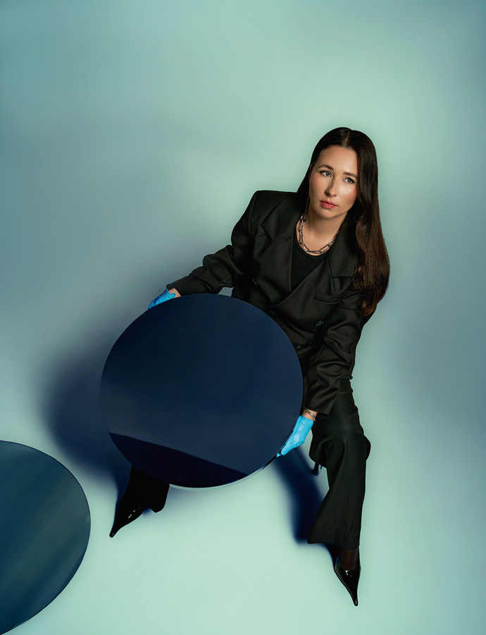 Фото: жакет, брюки Shtripling, боди Charmstore - всё Bolshoy
