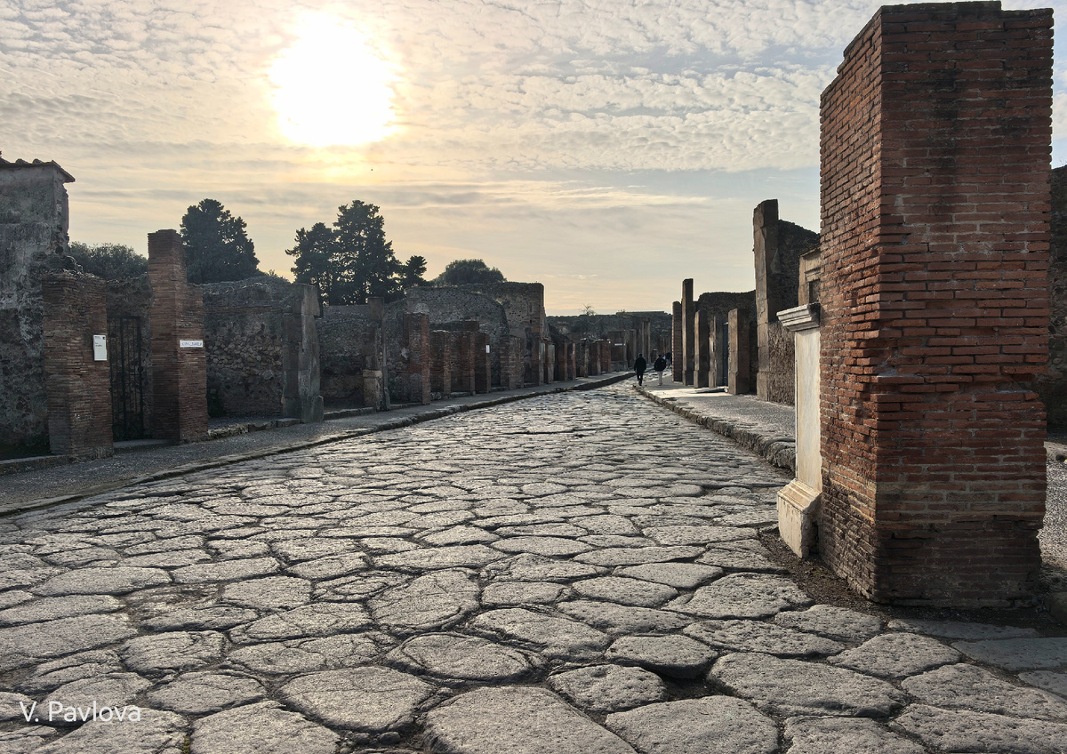 Одна из центральных улиц Помпей. 