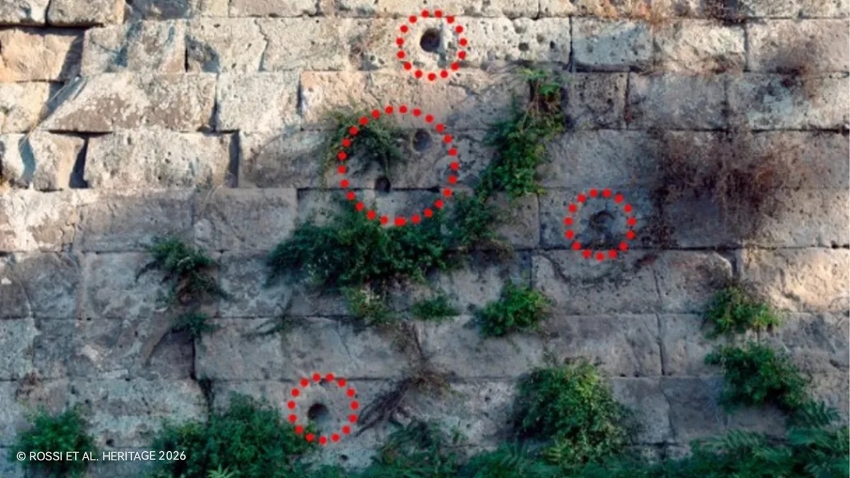 Исследователи определили, что оружие стало вероятной причиной образования характерных круглых углублений на оборонительных стенах Помпей.
© ROSSI ET AL. HERITAGE 2026