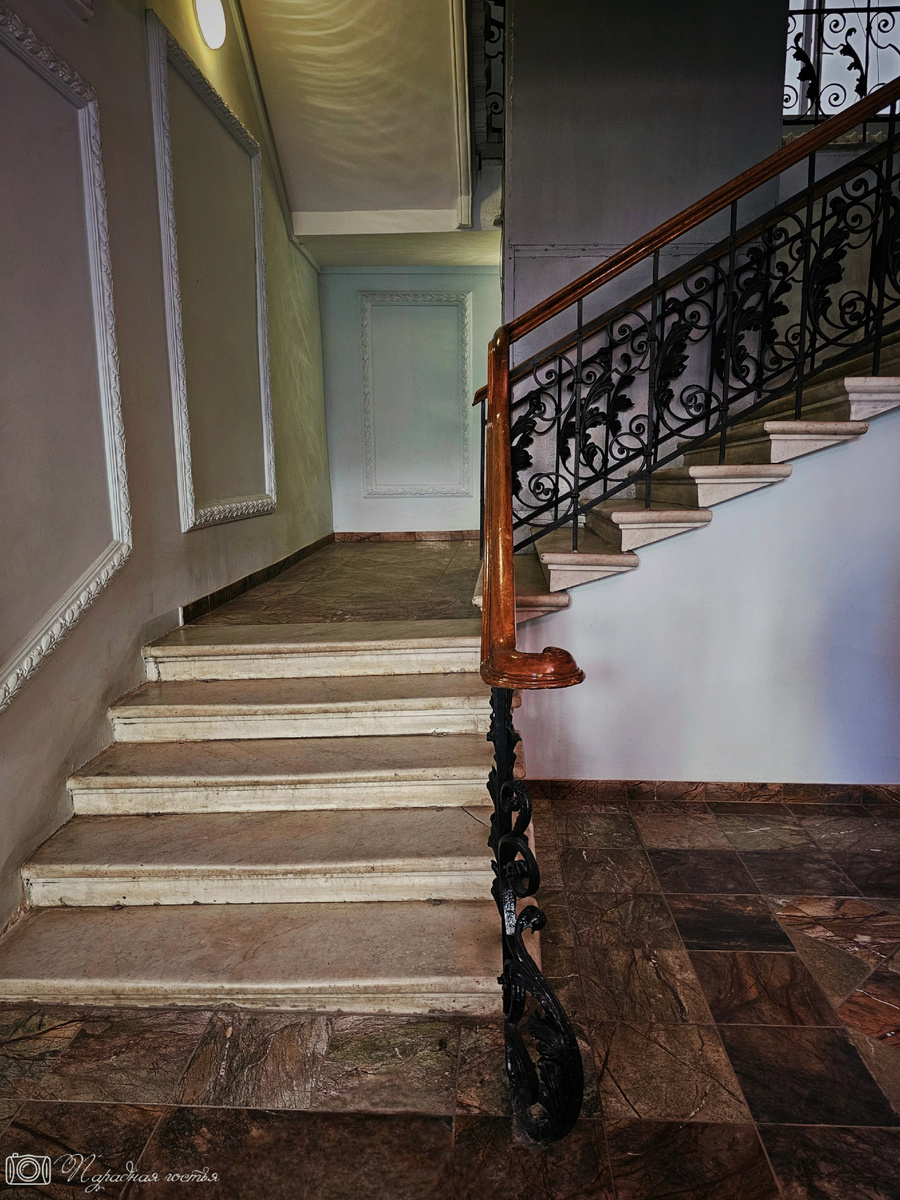 Дальше первого этажа, к сожалению, пройти не получилось. Фото: Парадная гостья