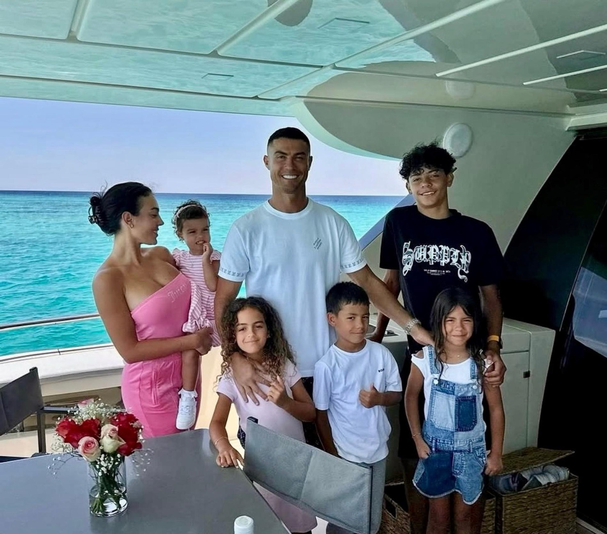    Криштиану Роналду с Джорджиной Родригес и детьми. Фото: Соцсети Криштиану Роналду