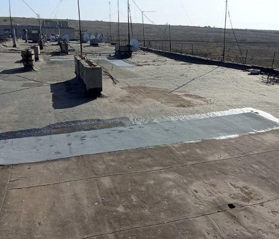    Специалисты устранили течь мягкой кровли в доме № 5 по кварталу 40 лет Победы. ФОТО: Администрация Лутугинского муниципального округа
