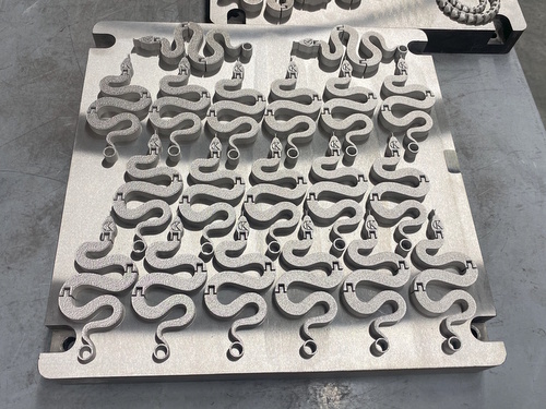 
Рис.2 Детали на платформе без поддержек снизу