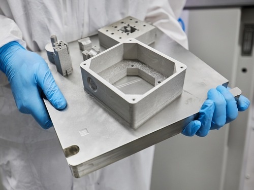 Рис.1 Фото деталей сразу после печати и удаления порошка на поддержках. 