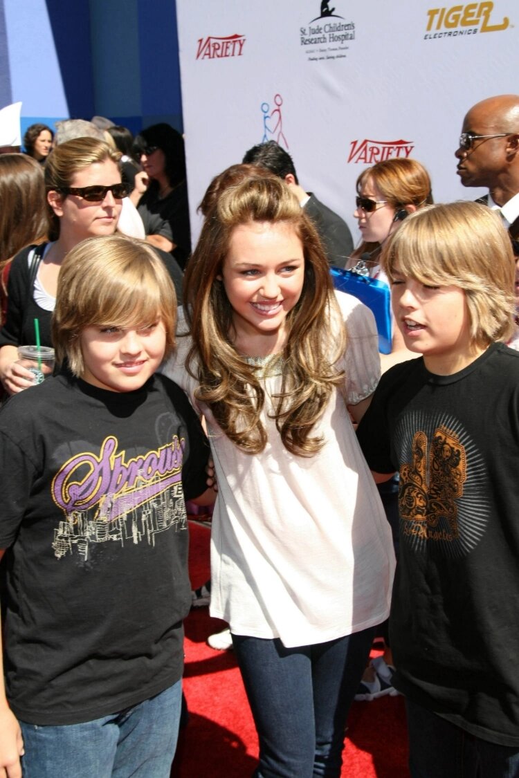 Слева — направо: Дилан Спроус, Майли Сайрус и Коул Спроус, 2007 г.📷
