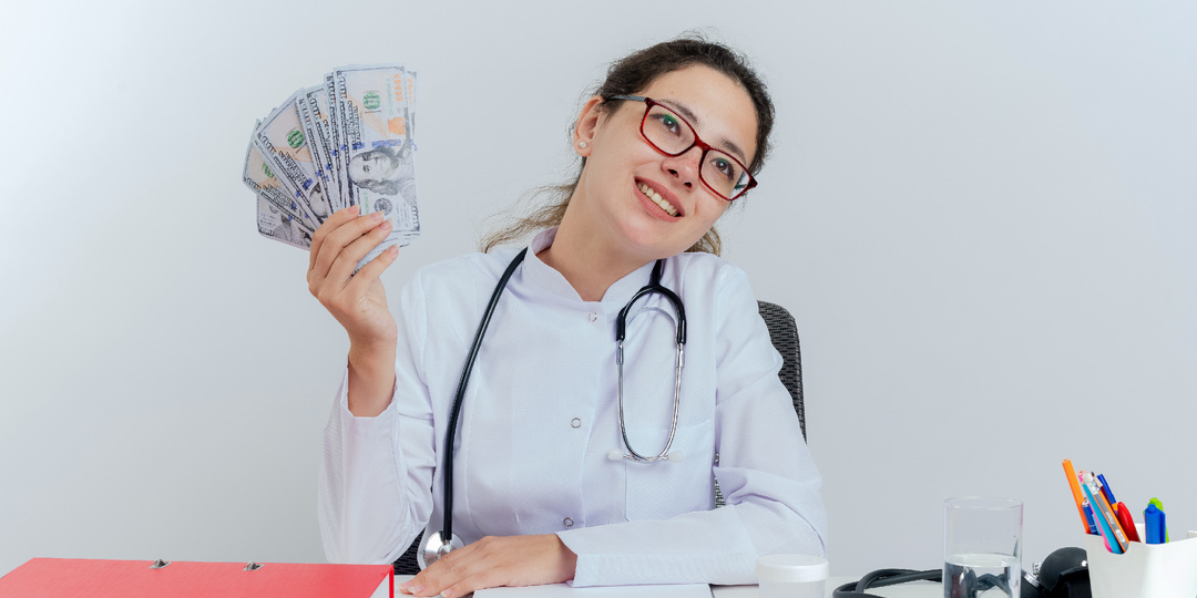 Доплаты, стимулирующие и премии в медицине: как их считают и можно ли на это повлиять