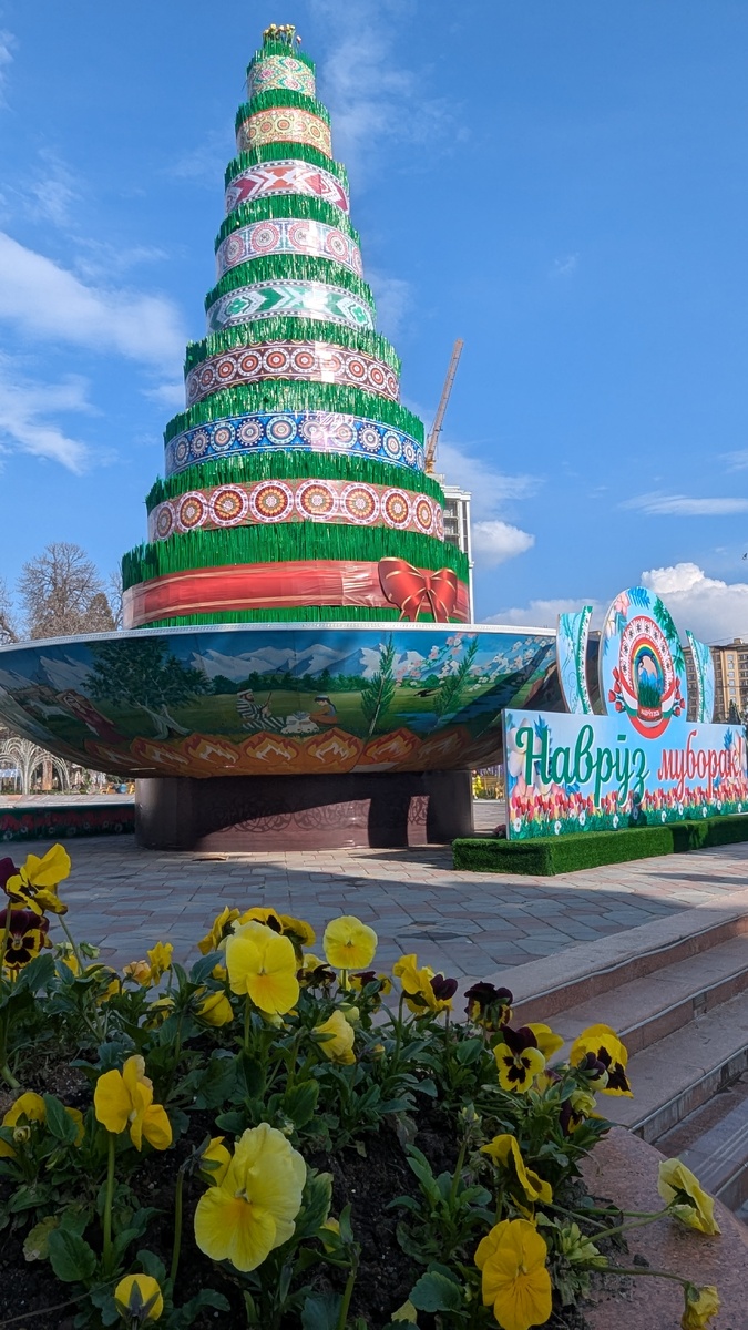 Город укарашают к празднику Навруз