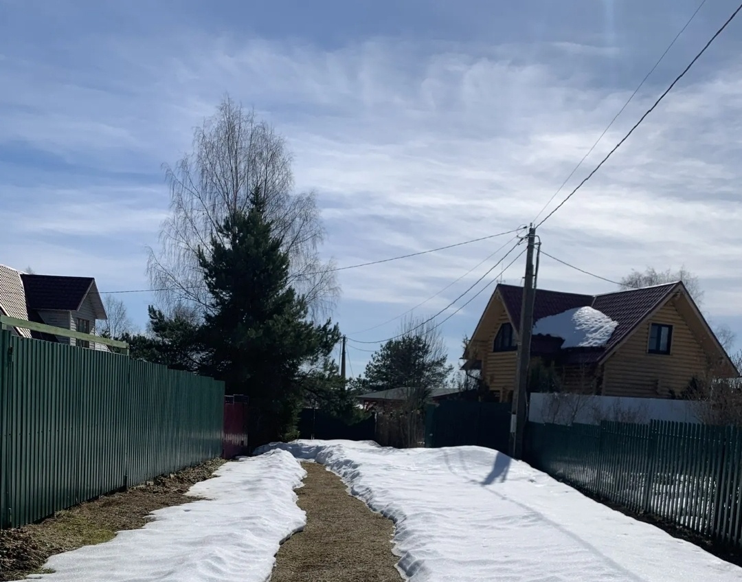 Воооон тот самый снег на крыше. Как раз над крыльцом. 