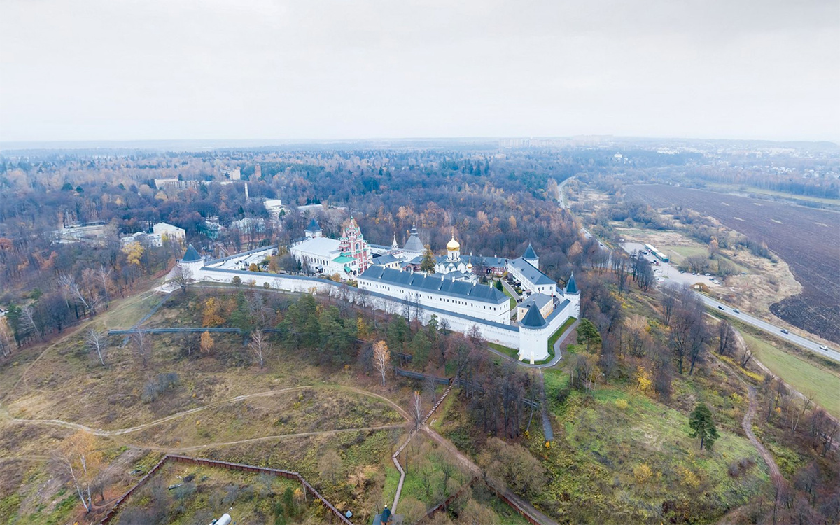 Вид на Саввино-Сторожевский ставропигиальный мужской монастырь в Звенигороде. Фото: Яндекс.Карты