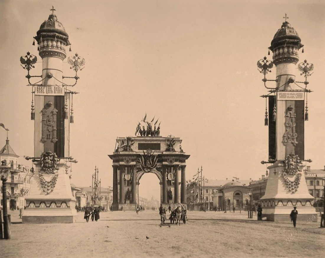 Триумфальные ворота на Тверской заставе. Снимок 1935 г.