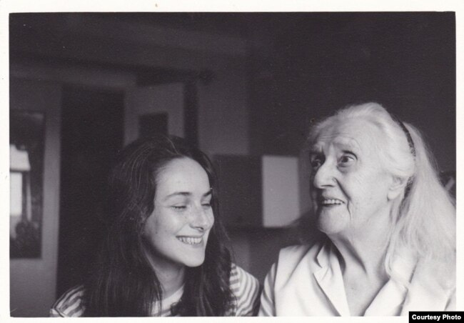 Маша Слоним со своей бабушкой Айви Лоу. Начало 1970-х.