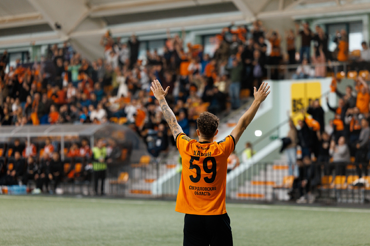 Евгений Харин радуется вместе с болельщиками (2:1)