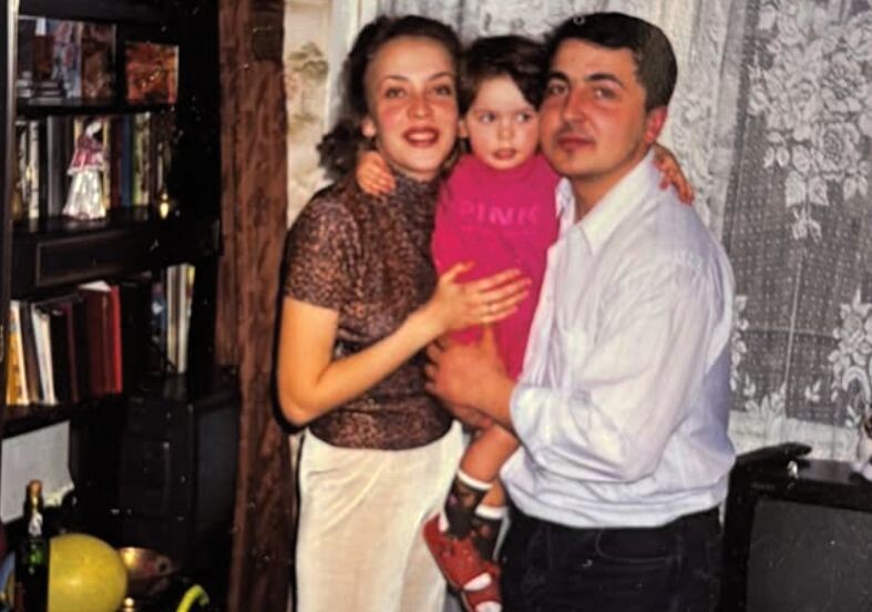 Лиза Моряк в детстве с родителями