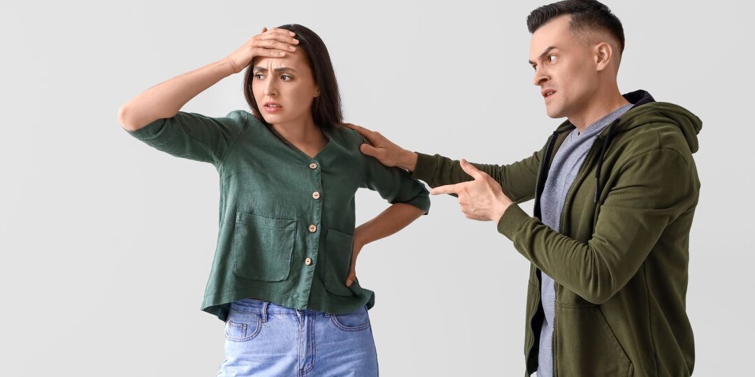 – Катя, не забывай, где я тебя подобрал! – муж изменил в нашей спальне. Часть 6