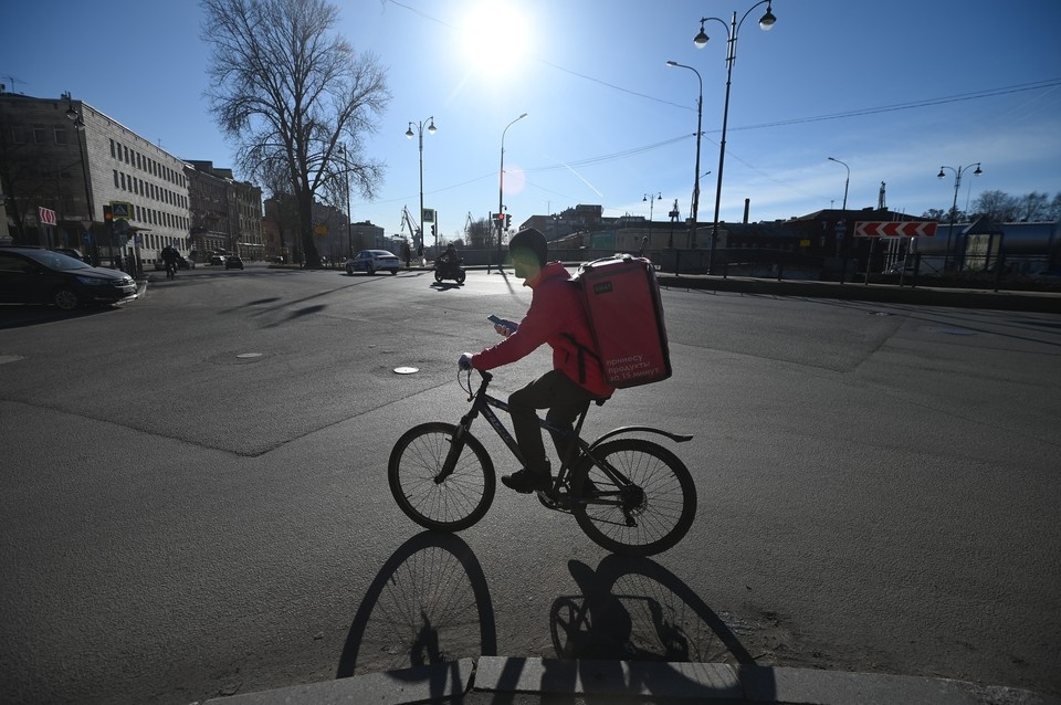    Сейчас в городе работает больше 65 тысяч человек. Алексей БУЛАТОВ