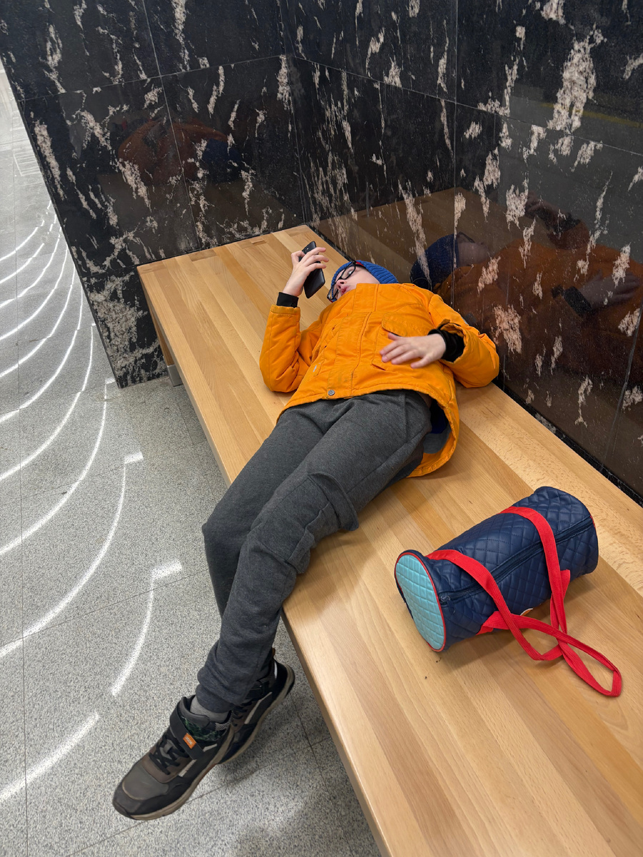 Уставший танцор едет в метро