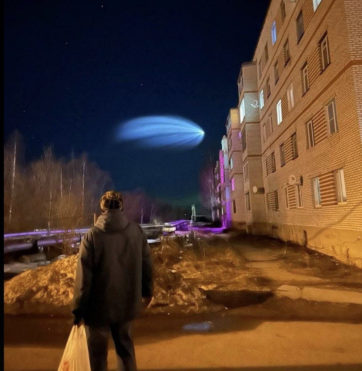 Запуск ракеты со спутниками в небе.