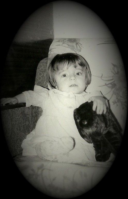 Мне три года. В руках — любимая игрушка. А в голове уже тогда начинала формироваться установка, которую случайно привила бабушка: «горемычная». Эту девочку я потом наряжала в броню на 20 лет.