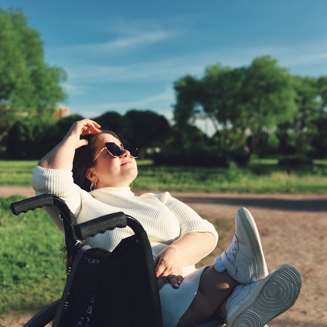 Сейчас я такая. Улыбаюсь. И это не «горемычная». Это я настоящая. Такой меня видят друзья, коллеги, окружающие. И я сама, но не всегда.