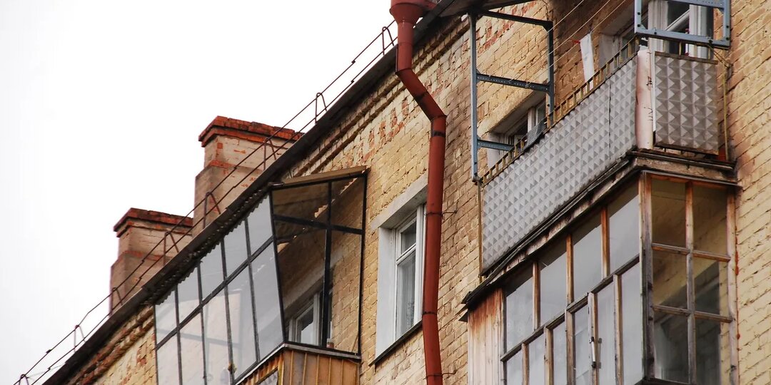 Жителям Удмуртии напомнили о штрафах за захламленный балкон