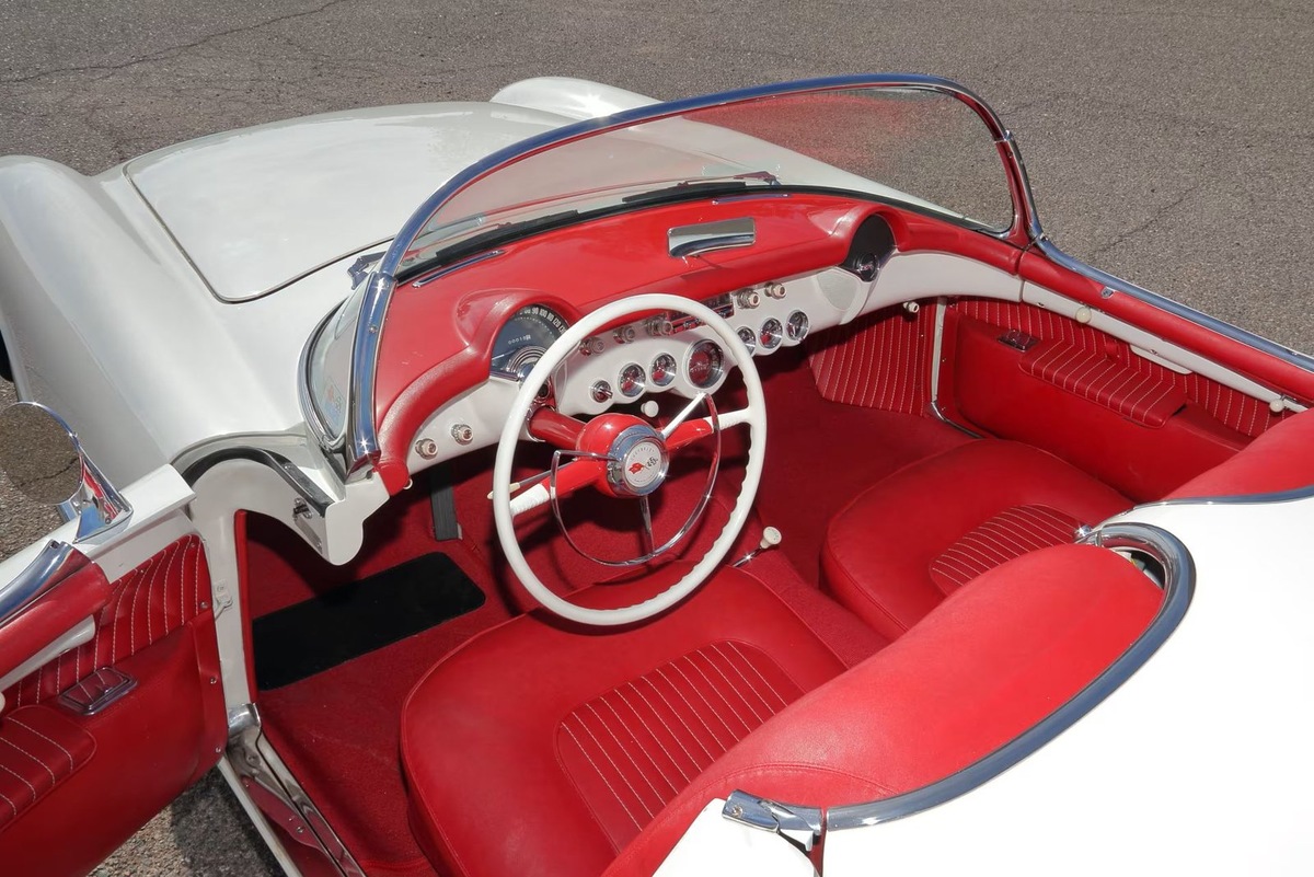    Контрастная красно-белая отделка салона