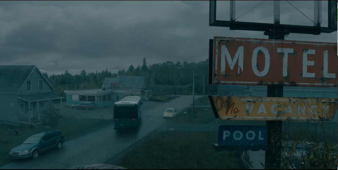 Кадр из сериала «Извне» (From), 2 сезон. Студия: MGM+ / Epix. Скриншот сделан лично для обзора. Все права на сериал принадлежат MGM+