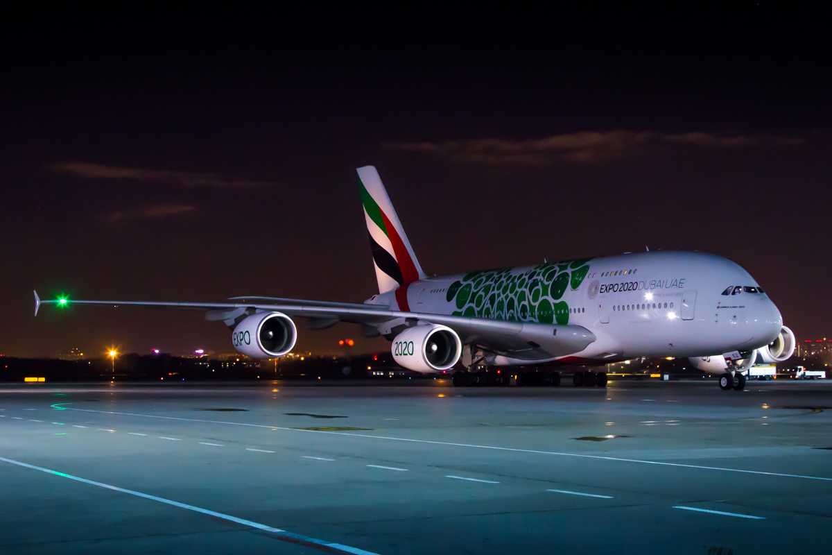 А380 рулит после призимления на стоянку