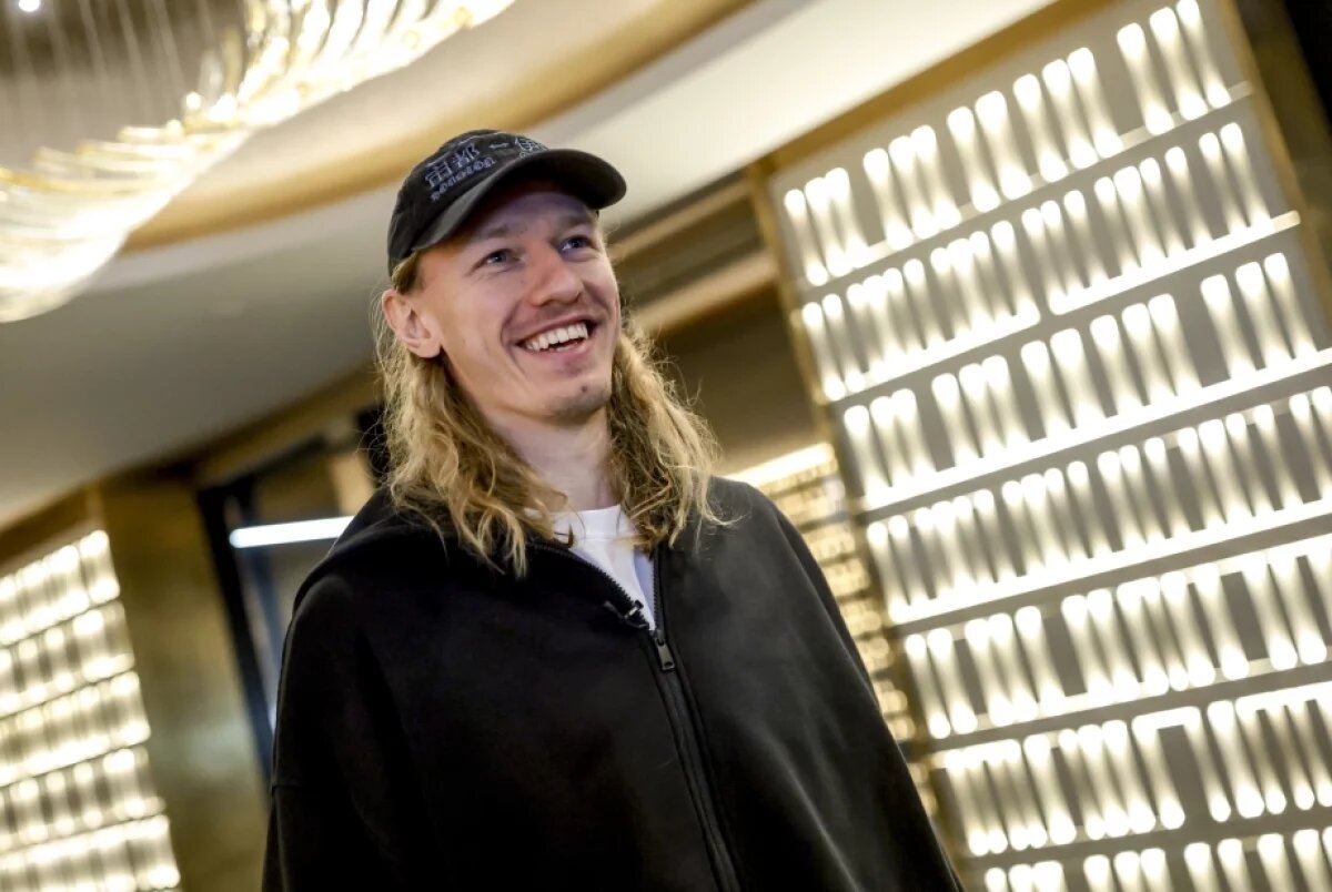    Ностальгирующий Сафонов и гармонь.