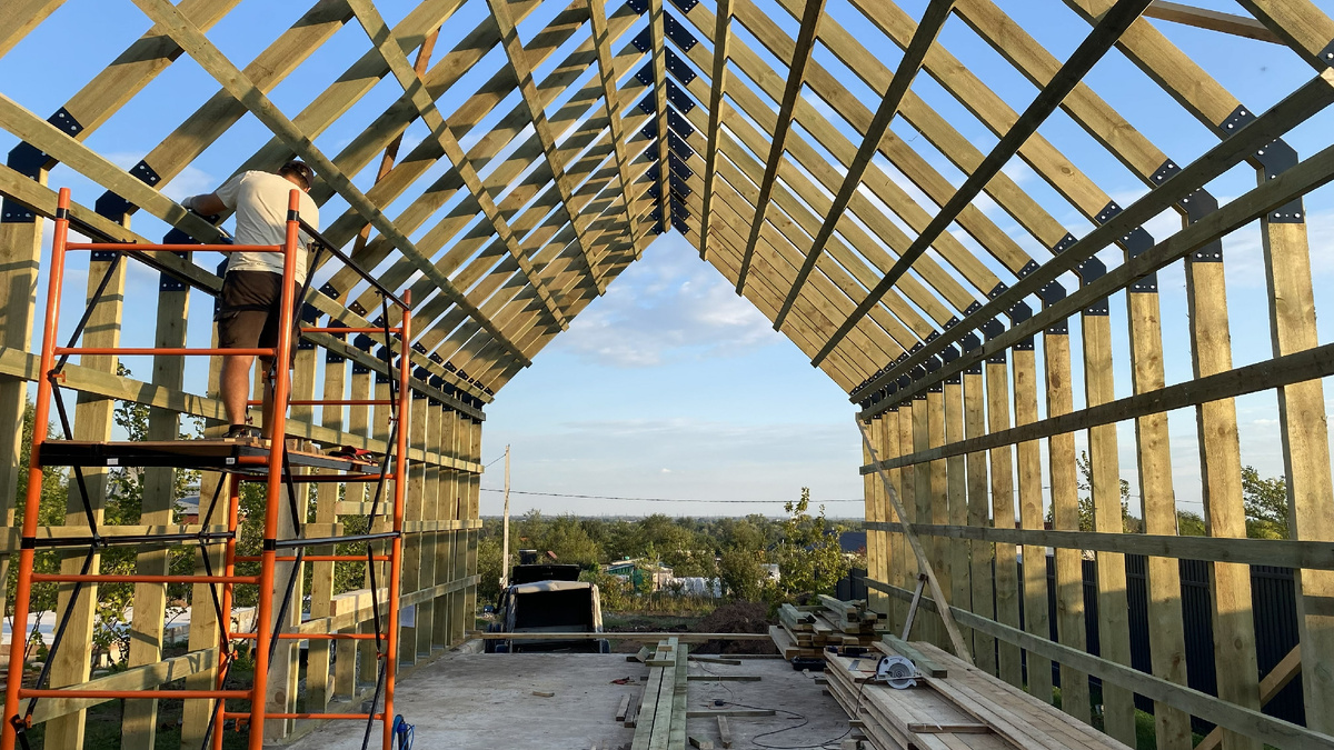 Каркас — основа всего. Показываем внутреннюю структуру: стропильная система и стойки