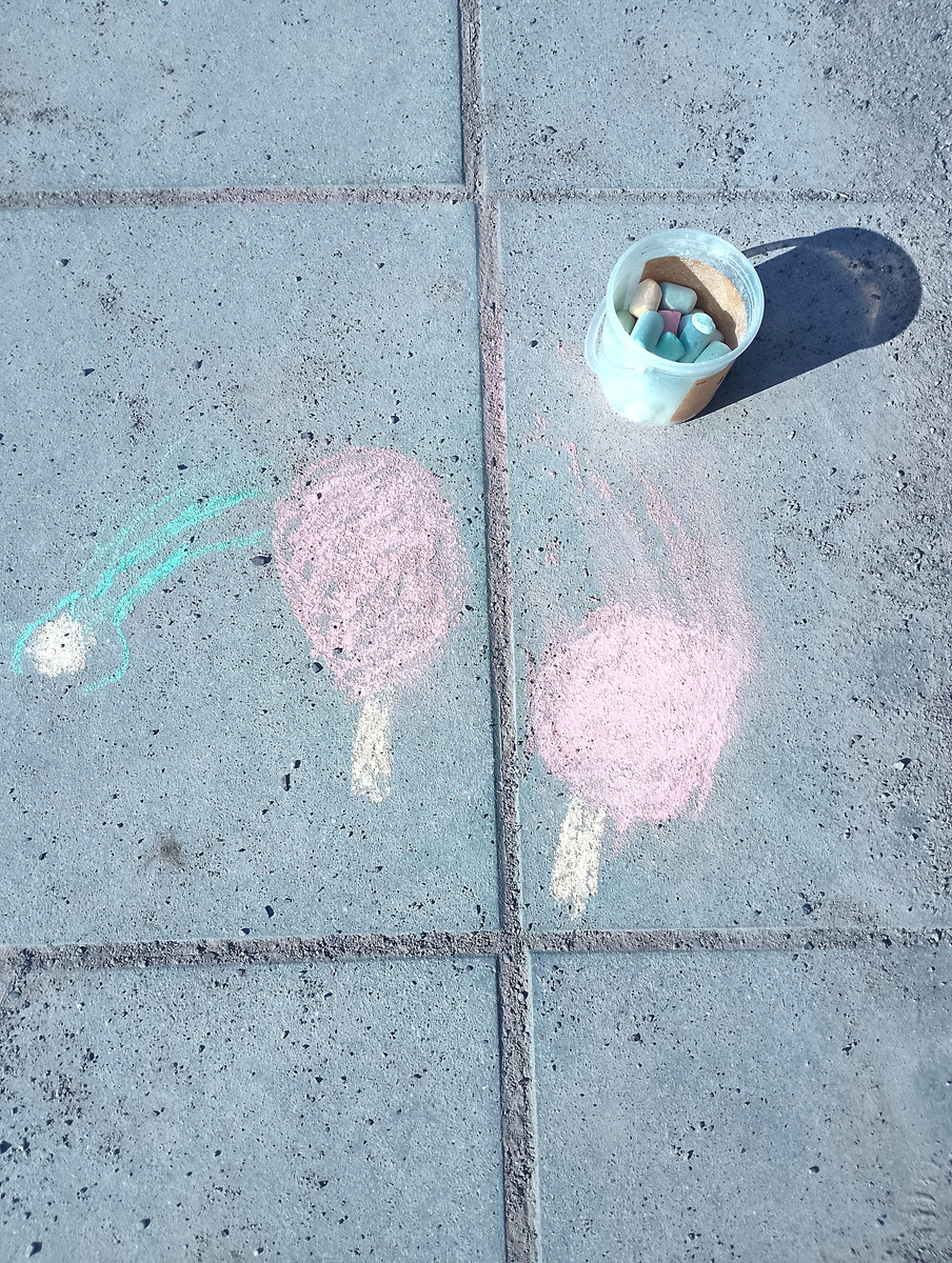 Рисунок на асфальте: "Пинг-понг". Рисунок Лидии. 