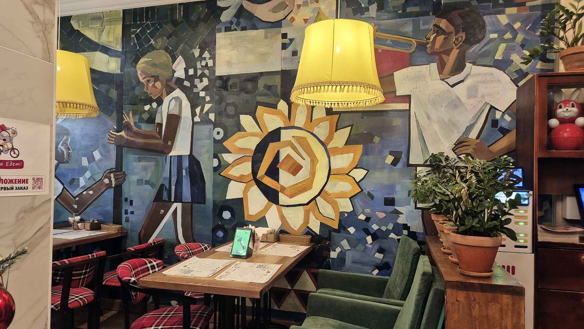 Советская эстетика в интерьере "Вареничной №1". Листайте галерею, чтобы увидеть еще фото