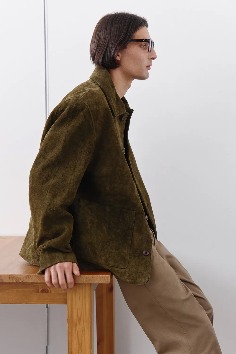    Тренчи, юбки, мюли и кепки: 40 вещей из замши на весну 2026 (фото 2)