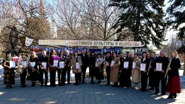 На областной Доске почёта — балаковский народный коллектив «Улыбка» и директор хвалынского музея