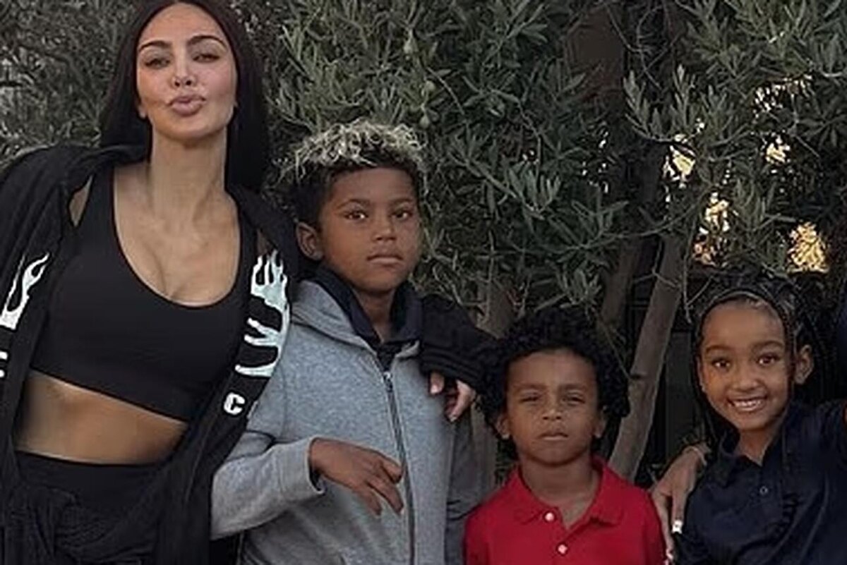    Ким Кардашьян с тремя младшими детьми Социальные Сети