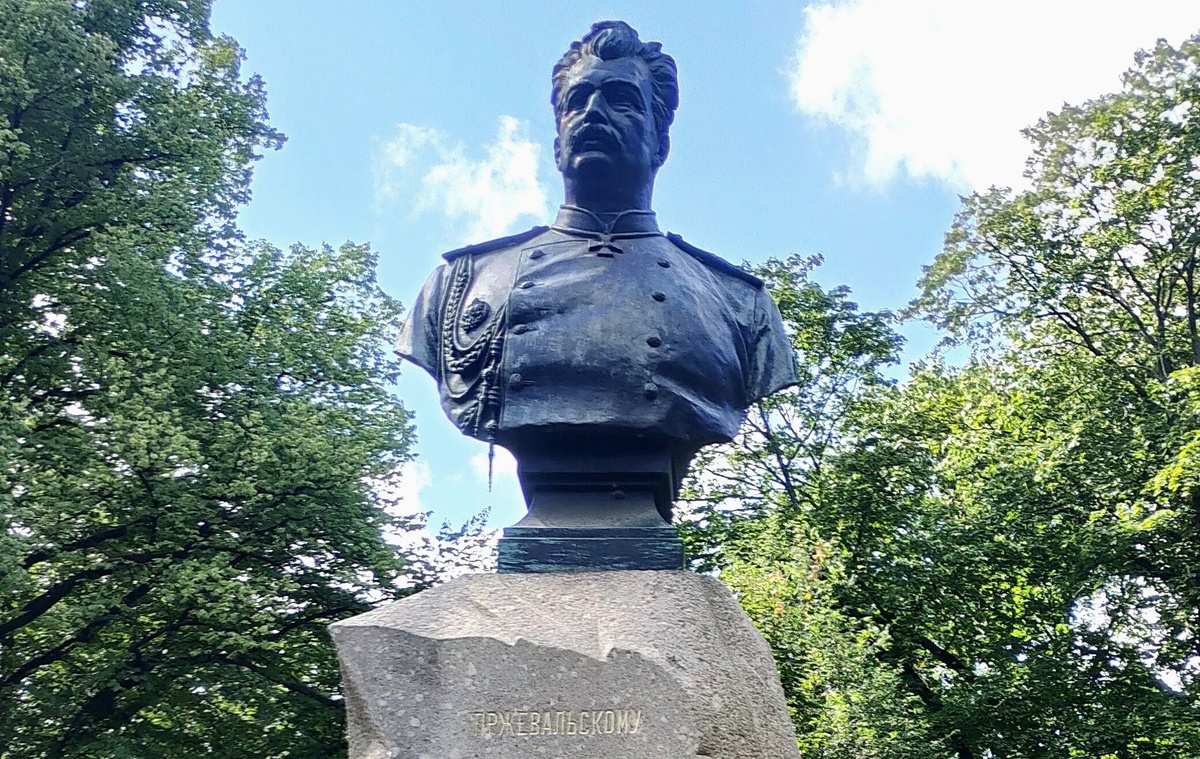 Фото автора. Памятник Пржевальскому в Питере. Действительно, похожи)