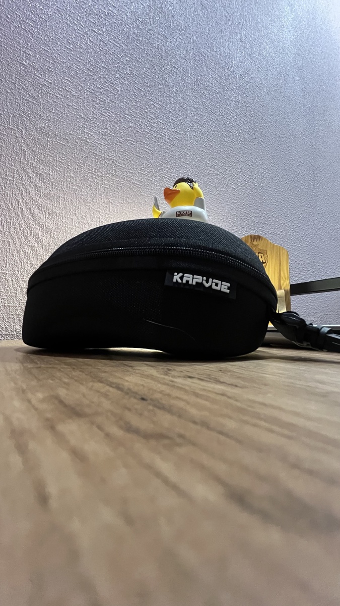 Фирменный чехол.