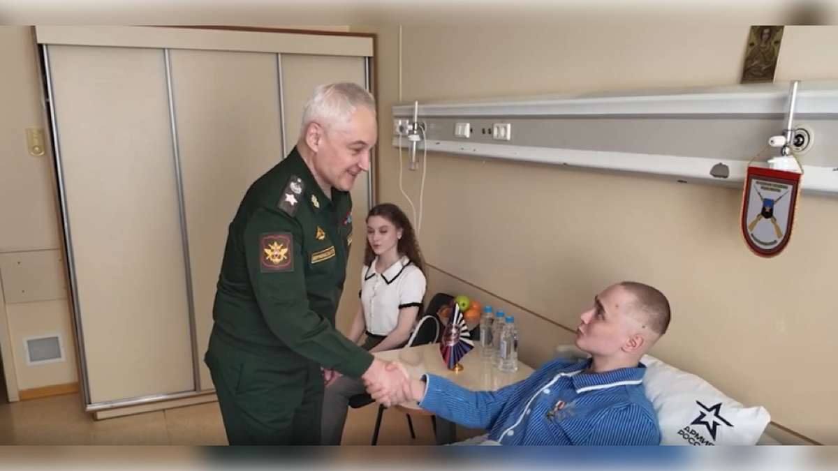    Министр обороны РФ Андрей Белоусов вручил медаль «Золотая Звезда» рядовому Сергею Ярашеву