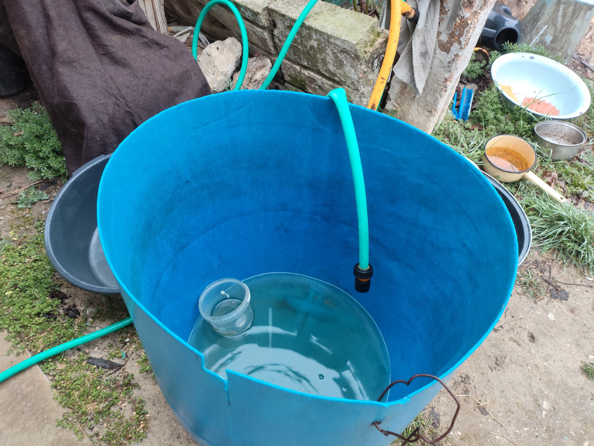 Только донышко прикрыто