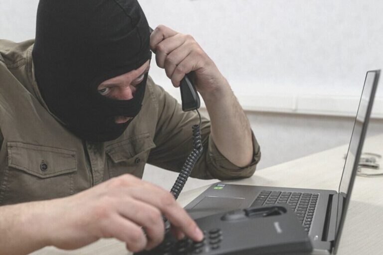    Иллюстрация к материалу: Подростка обвинили в мошенничестве после того, как он сам стал жертвой обмана