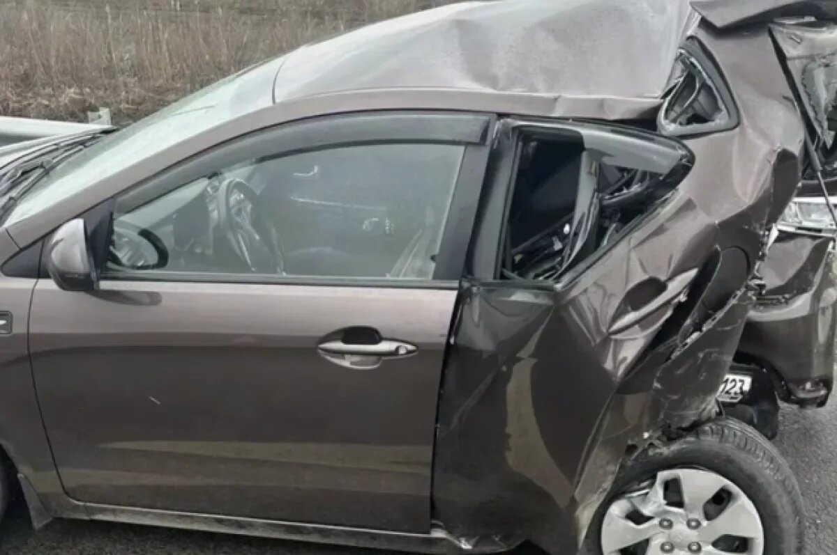    На Кубани «Газель» врезалась в стоящую на обочину иномарку, погиб пассажир