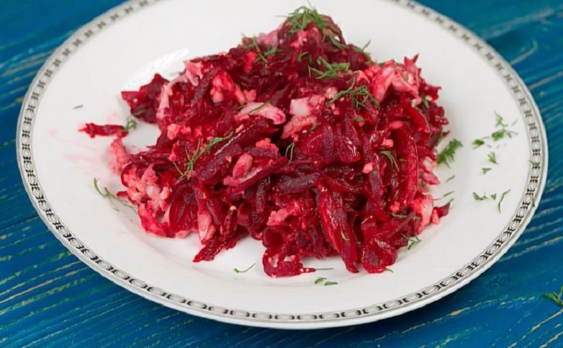 Тёплый салат из свеклы и лука: новый взгляд на знакомый овощ