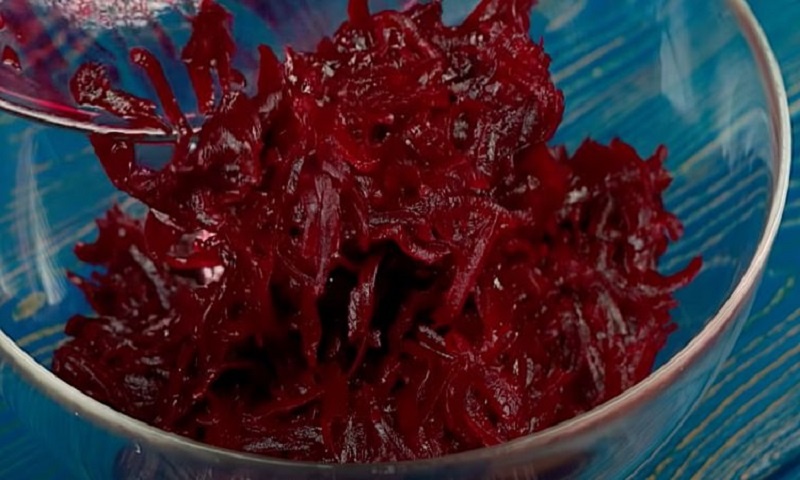 Тёплый салат из свеклы и лука: новый взгляд на знакомый овощ