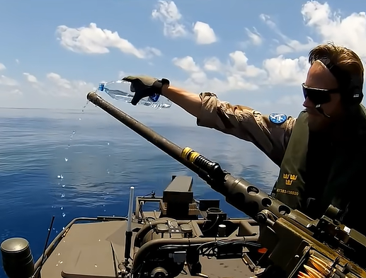 Шведская лодка с гигантской пушкой