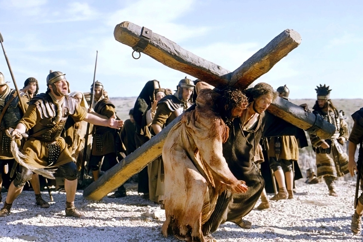 Путь Иисуса на Голгофу. Кадр из фильма «Страсти Христовы» (2004 г., режиссёр Мел Гибсон).