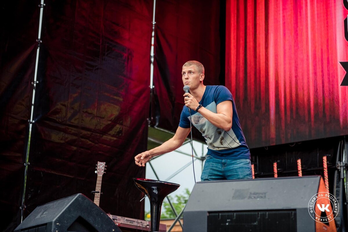 Щербаков на Stand-Up сцене феста (фото из сообщества VK Fest в вк)