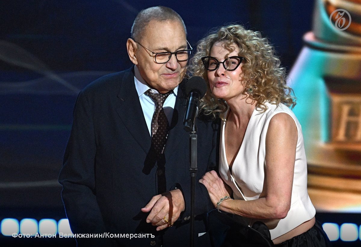 Режиссер Андрей Кончаловский и актриса Юлия Высоцкая на церемонии