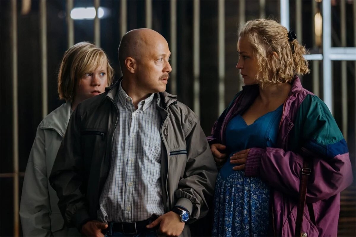    Главный герой Игорек (его играет Данила Харенко), его беременная мама (Юлия Пересильд) и ее новый муж (Евгений Стычкин).